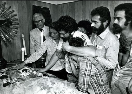 Lula, preso, no velório de sua mãe; uma deferência do delegado Tuma ao líder sindical preso. Foto de 