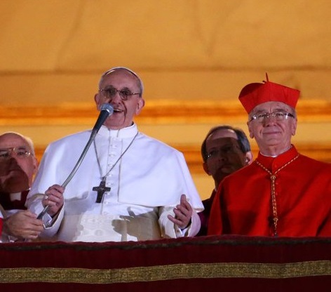 Ao ser eleito, o cardeal   Jorge Bergoglio ouviu do cardeal brasileiro Cláudio Hummes (à direita): "não se esqueça dos pobres". 