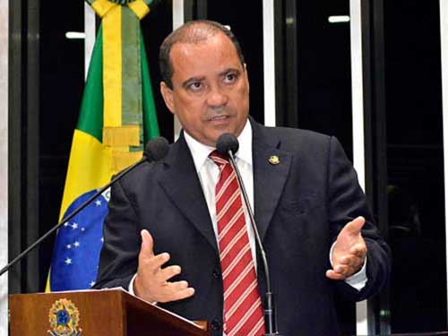 A mudança de posição do senador Vicentinho Alves (PR-TO) é vista no Planalto como influência do fator TSE: medo da perda de mandato