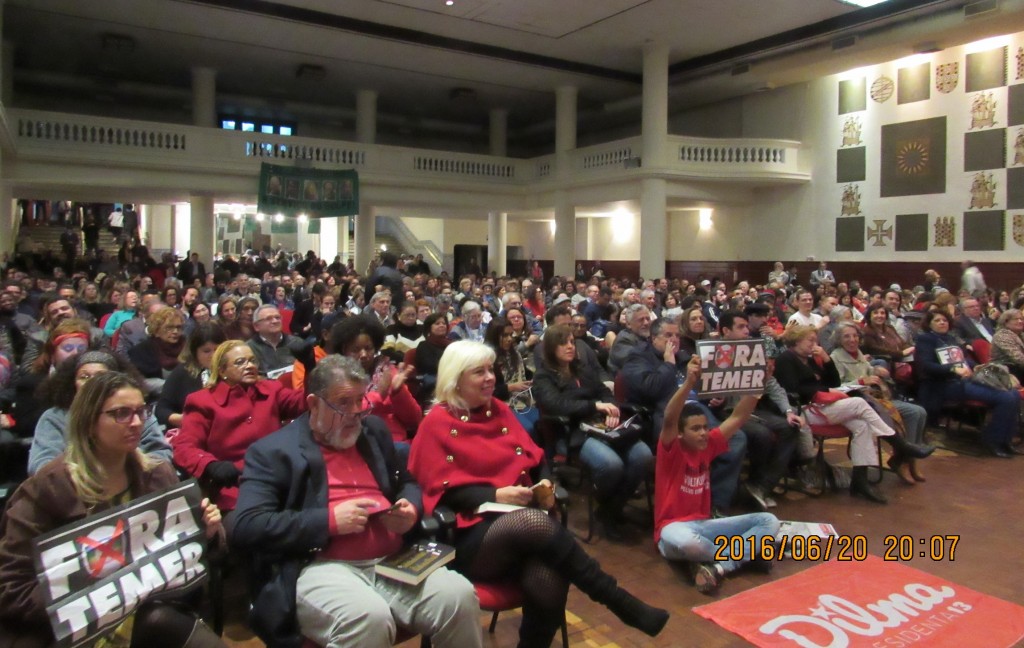 A Casa de Portugal, no bairro da Liberdade, em São paulo ficou lotada na noite de segunda-feira, no lançamento do livro "A Resistência ao Golpe de 2016". Foto Marcelo Auler