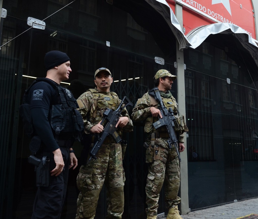 OI que levou a Polícia Federal colocar homens com armas de guerra na porta da sede do PT? Pura encenação, pois tais fuzis jamais seriam utilizados ali. Serviram apenas para ajudar ainda mais a desconstruir a imagem de um partido e um governo. Foto: Rovena Rosa/Agência Brasil