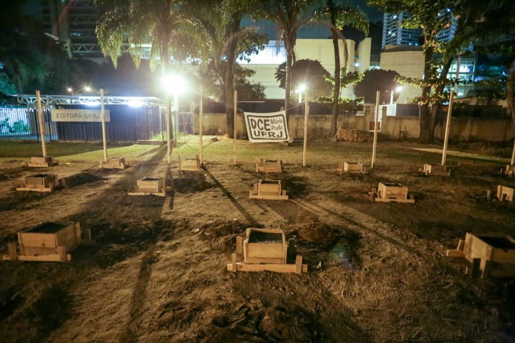 A estrutura da base para a PRF começou a surgir rapidamente. O bandejão prometido há dois anos, ainda é só promessa. Foto: Mídia Ninja