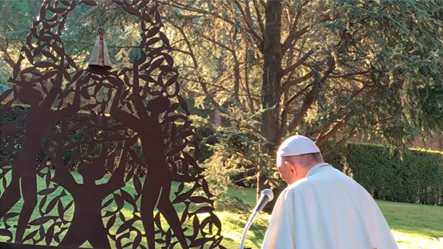 O papa ao abençoar a imagem pediu orações pelo Brasil. Reprodução.