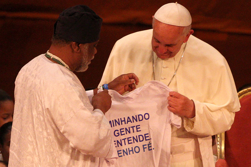 No Brasil, o papa Francisco deu exemplo do rerspeito à diversidade religiosa ao receber o babalawo Ivanir dos Santos. 